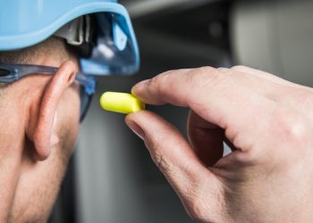 Membersihkan Telinga dengan Cotton Bud Saat Puasa