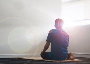 Memakan Sisa Makanan Di Mulut Saat Shalat, Shalat Batal?Remajaislam.com